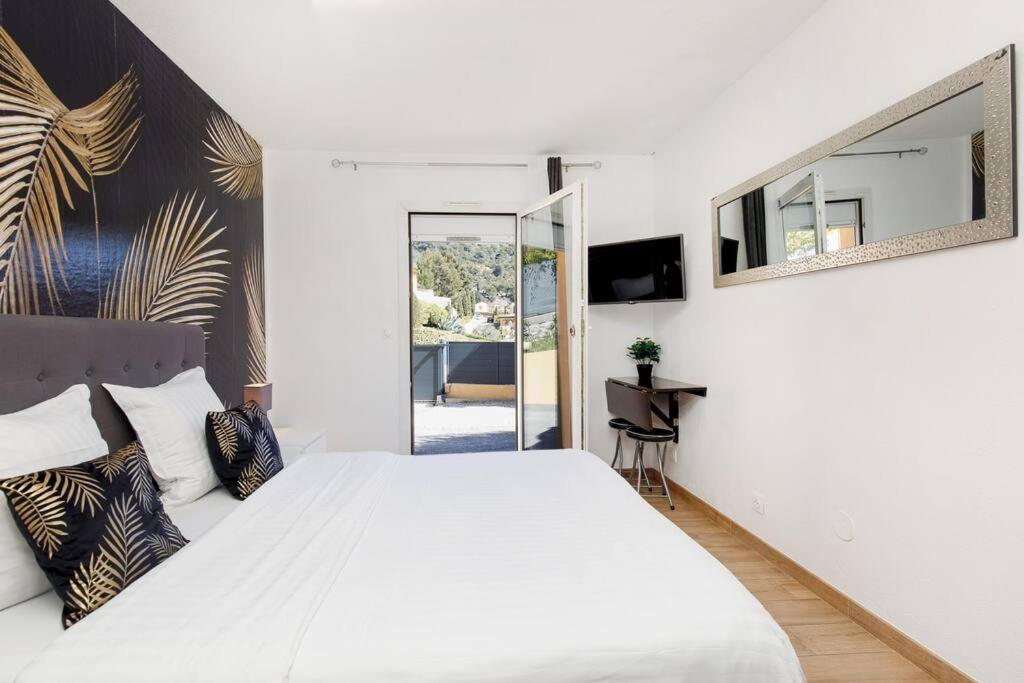 Studio Au Calme, Avec Terrasse Et Parking A Eze Village Exterior foto