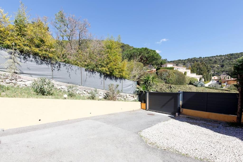 Studio Au Calme, Avec Terrasse Et Parking A Eze Village Exterior foto